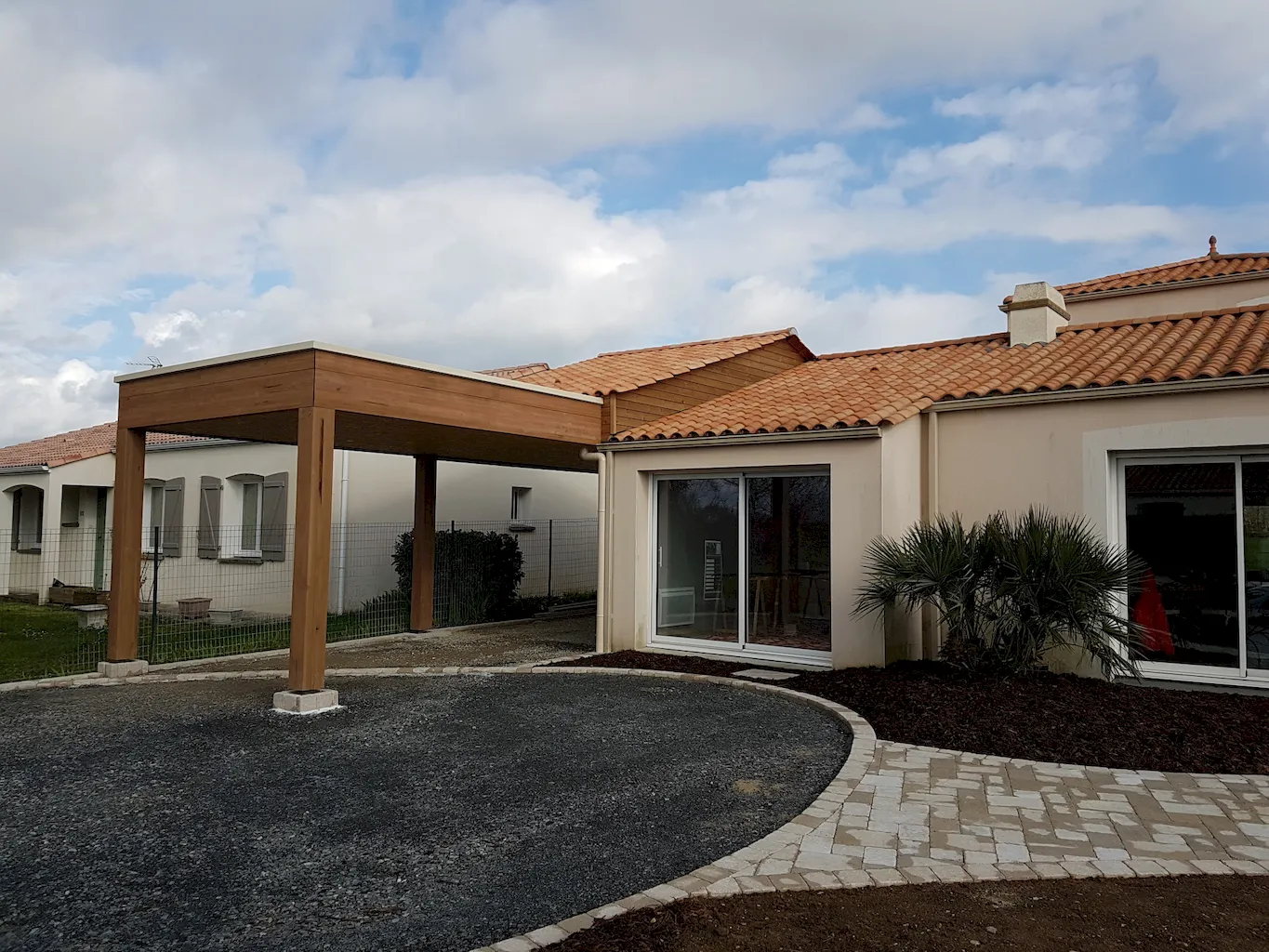 Construction d'un carport pour voiture