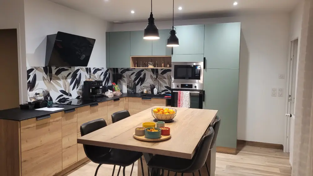 Aménagement d'une cuisine à la Planche avec meubles en bois