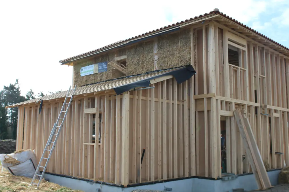 Maison ossature bois avec isolation bottes de paille